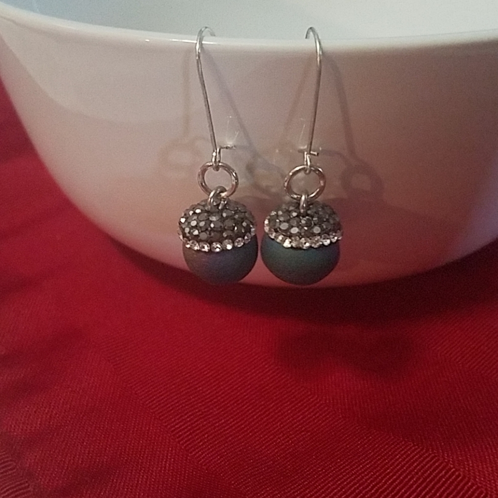 ⭐ Gray/rainbow druzzy acorn earrings.